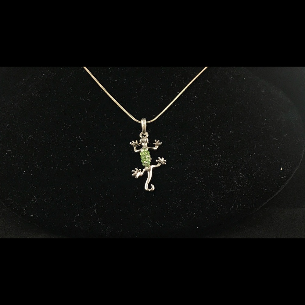 Deep green “stuck on you” gecko pendant & necklace - Picture 5 of 7